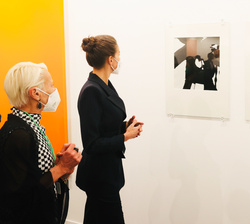 Doña Letizia durante su recorrido por las galerías de arte