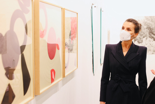 Doña Letizia durante su recorrido por las galerías de arte