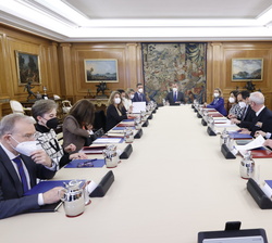 Su Majestad el Rey durante la reunión del Consejo de Seguridad Nacional