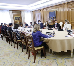 Su Majestad el Rey durante la reunión del Consejo de Seguridad Nacional
