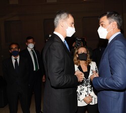Su Majestad el Rey recibido a su llegada por el presidente del Gobierno, Pedro Sánchez