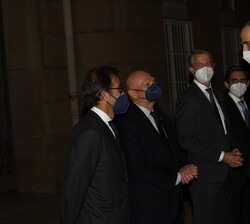 Su Majestad el Rey recibido a su llegada por el presidente del Consejo de Administración de Fira de Barcelona, Pau Relat