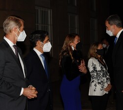 Su Majestad el Rey recibido a su llegada por la delegada del Gobierno en la Comunidad Autónoma de Cataluña, Eugénia Gay