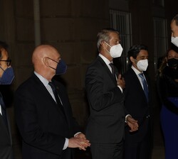Su Majestad el Rey recibido a su llegada por el director general de GSM Association (GSMA), Mats Granryd
