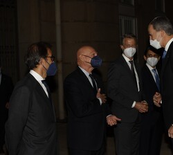 Su Majestad el Rey recibido a su llegada por el Consejero delegado de GSMA, John Hoffman