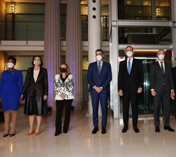Su Majestad el Rey con la autoridades presentes en el acto