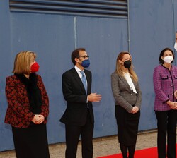 A su llegada, Don Felipe recibe el saludo de las autoridades