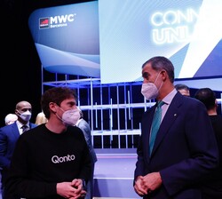 Don Felipe conversa con uno de los representantes de las startups más destacadas del Salón MWC Barcelona 2022