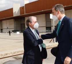 Su Majestad el Rey recibe el saludo del presidente del Patronato de la Fundación Princesa de Girona, Frnacisco Belil
