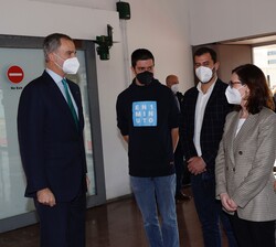 Don Felipe al inicio del encuentro con jóvenes que participan en un proyecto de la Fundación Princesa de Girona