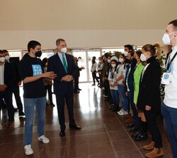 Su Majestad el Rey acompañado del Pau García-Milá, Premio Impulsa "Social" años 2010 de la Fundación Princesa de Girona durante la presentac