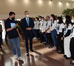Don Felipe durante la presentación de los jóvenes participantes en el proyecto de la Fundación Princesa de Girona