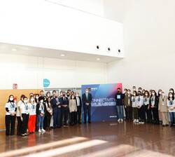 Su Majestad el Rey junto a los jóvenes participantes en el proyecto de la Fundación Princesa de Girona