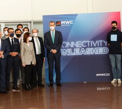 Su Majestad el Rey junto a los jóvenes participantes en el proyecto de la Fundación Princesa de Girona