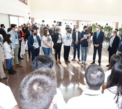 Don Felipe conversa con Pau García-Milá, Premio Impulsa "social" 2010 durante el encuentro con los jóvenes participantes en un proyecto de l