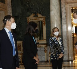 Su Majestad el Rey recibe el saludo de las autoridades a su llegada para el almuerzo en el Palacete Albéniz
