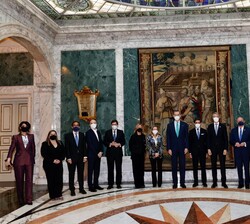 Su Majestad el Rey junto a las autoridades que asisten al almuerzo en el Palacete Albéniz