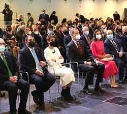 Don Felipe y Doña Letizia en el auditorio al inicio del acto