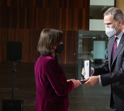 Don Felipe entrega el galardón a Pilar Lladó, coleccionista y mecenas