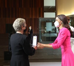 Premiado Álvaro de Luna (a título póstumo), actor, recoge el galardon su esposa, Carmen Barajas