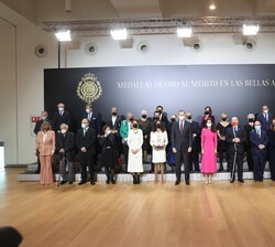Los Reyes con los galardonados