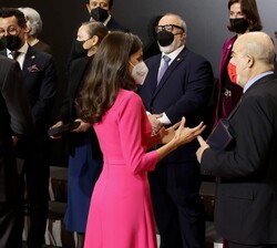 Doña Letizia conversa con los premiados