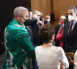 Don Felipe y Doña Letizia con los premiados