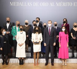 Sus Majestades los Reyes junto a los premiados