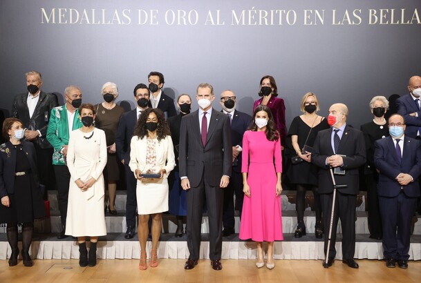 Sus Majestades los Reyes junto a los premiados