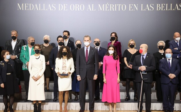 Sus Majestades los Reyes junto a los premiados