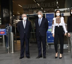 Su Majestad la Reina junto a las autoridades que la recibieron a su llegada