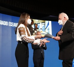 Su Majestad la Reina hace entrega del galardón en la categoría dirigida a las ayudas para la integración laboral de jóvenes en riesgo de exclusión soc