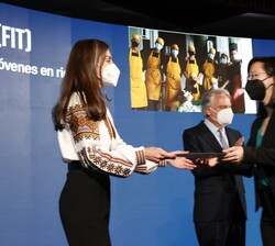Su Majestad la Reina hace entrega del galardón en la categoría dirigida a las ayudas para la integración laboral de jóvenes en riesgo de exclusión soc