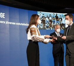 Su Majestad la Reina hace entrega del galardón en la categoría dirigida a las ayudas para la integración laboral de jóvenes en riesgo de exclusión soc