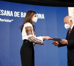 Su Majestad la Reina hace entrega del galardón en la categoría dirigida a las ayudas para la lucha contra la violencia de género a la Cáritas Diocesan