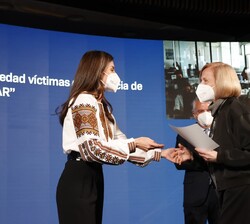 Su Majestad la Reina hace entrega del galardón en la categoría dirigida a las ayudas para la lucha contra la violencia de género a la Fundación ANAR