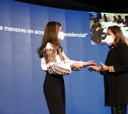 Su Majestad la Reina hace entrega del galardón en la categoría dirigida a las ayudas para la infancia a Acción Familiar