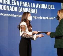 Su Majestad la Reina hace entrega del galardón en la categoría dirigida a las ayudas para la infancia a la Asociación Madrileña para la ayuda del recl