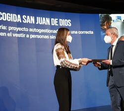 Su Majestad la Reina hace entrega del galardón en la categoría dirigida a las ayudas para las secuelas sociales y económicas del covid-19 al Centro de