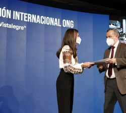 Su Majestad la Reina hace entrega del galardón en la categoría dirigida a las ayudas para las secuelas sociales y económicas del covid-19 a Cooperació