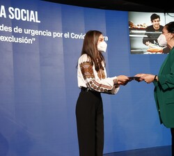 Su Majestad la Reina hace entrega del galardón en la categoría dirigida a las ayudas para las secuelas sociales y económicas del covid-19 a Manos de A