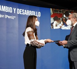 Su Majestad la Reina hace entrega del galardón en la categoría dirigida a las ayudas para la cooperación al desarrollo a Ayuda, Intercambio y Desarrol