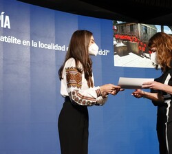 Su Majestad la Reina hace entrega del galardón en la categoría dirigida a las ayudas para la cooperación al desarrollo a la Asociación Abay Etiopía
