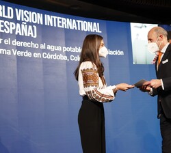 Su Majestad la Reina hace entrega del galardón en la categoría dirigida a las ayudas para la cooperación al desarrollo a la Fundación World Vision Int