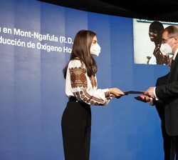 Su Majestad la Reina hace entrega del galardón en la categoría dirigida a las ayudas para la cooperación al desarrollo a Harambee España