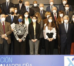  Su Majestad la Reina junto a las autoridades y premiados