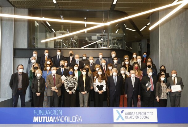 Fotografía de grupo de Su Majestad la Reina junto a las autoridades y premiados