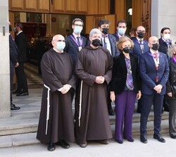 Su Majestad la Reina Doña Sofía junto a los miembros de la Junta de Gobierno de la Archicofradía de Jesús de Medinaceli
