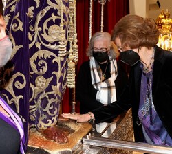 Doña Sofía, en la Basílica de Jesús de Medinaceli, ante la imagen de Nuestro Padre Jesús Nazareno "Cristo de Medinaceli"