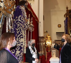 Doña Sofía, ante la imagen de Nuestro Padre Jesús Nazareno "Cristo de Medinaceli", en un momento de recogimiento